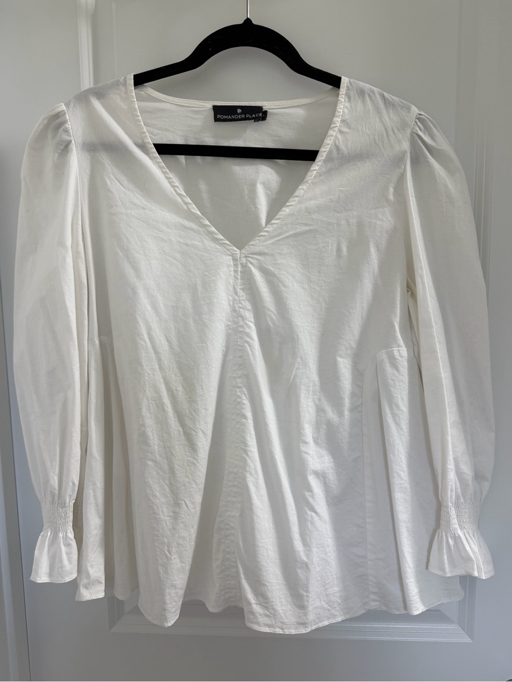 Pomander Place Tuckernuck White Poplin Easton Blouse Ruffle Sleeve
Swing Top L